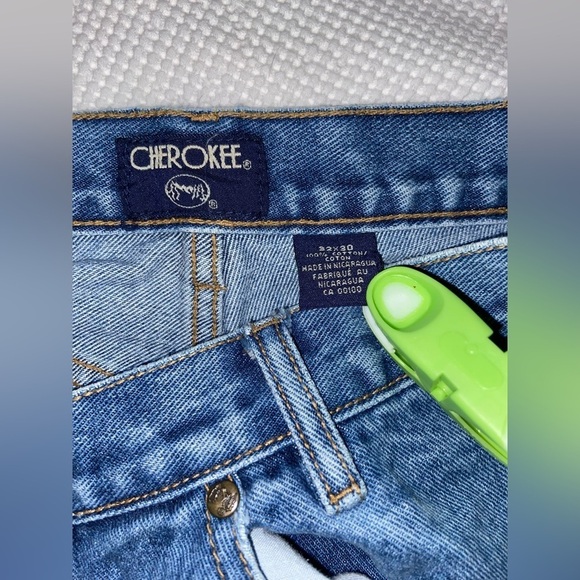 Women’s CHEROKEE medium wash Vintage mom fit Jeans size 32 fits like size 30 - Picture 5 of 15